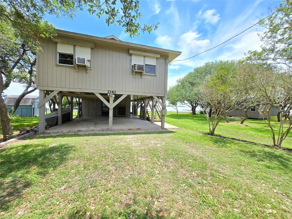 2182 W Bayshore Drive Palacios, TX 77465
