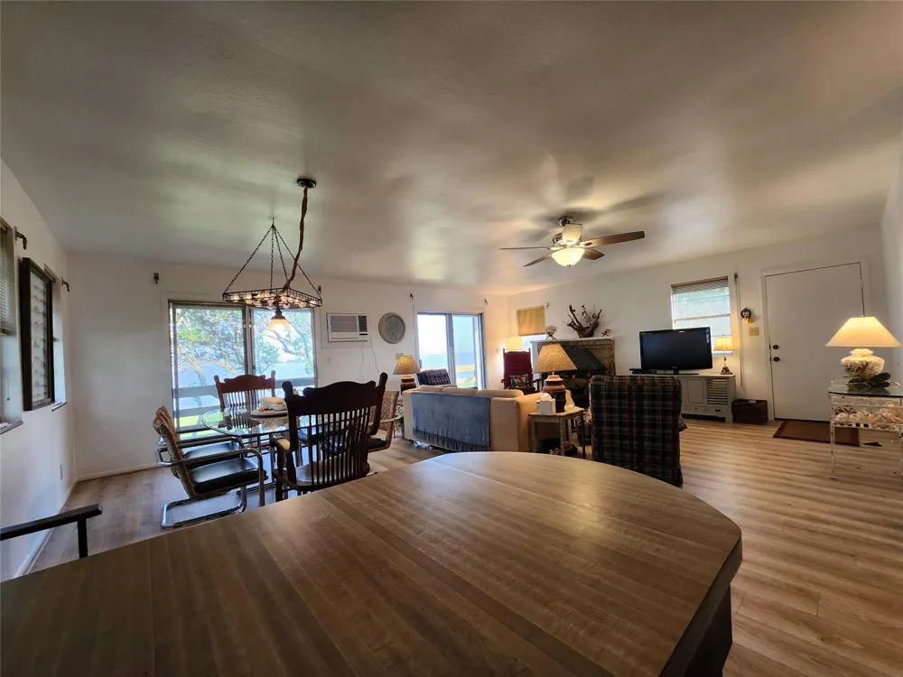 2182 W Bayshore Drive Palacios, TX 77465