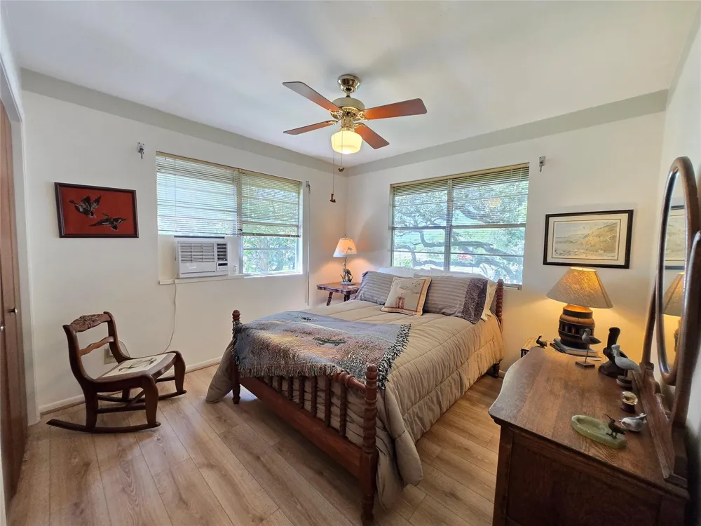 2182 W Bayshore Drive Palacios, TX 77465