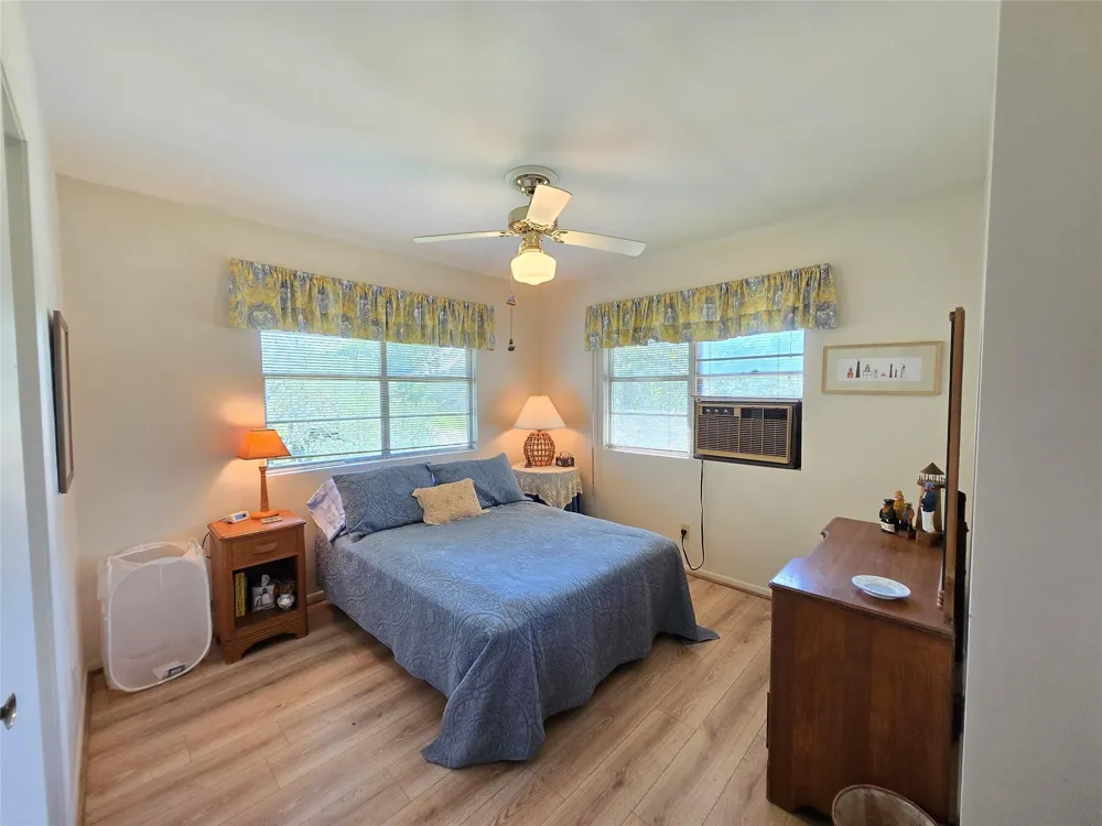 2182 W Bayshore Drive Palacios, TX 77465