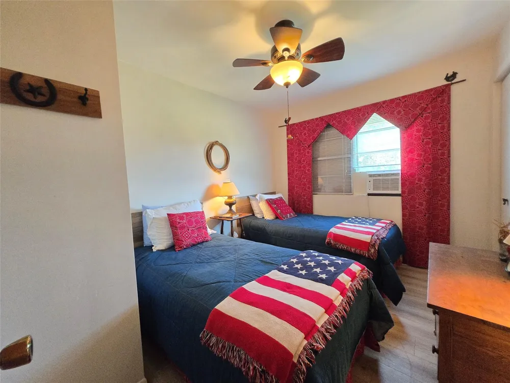2182 W Bayshore Drive Palacios, TX 77465