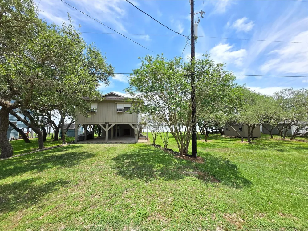2182 W Bayshore Drive Palacios, TX 77465