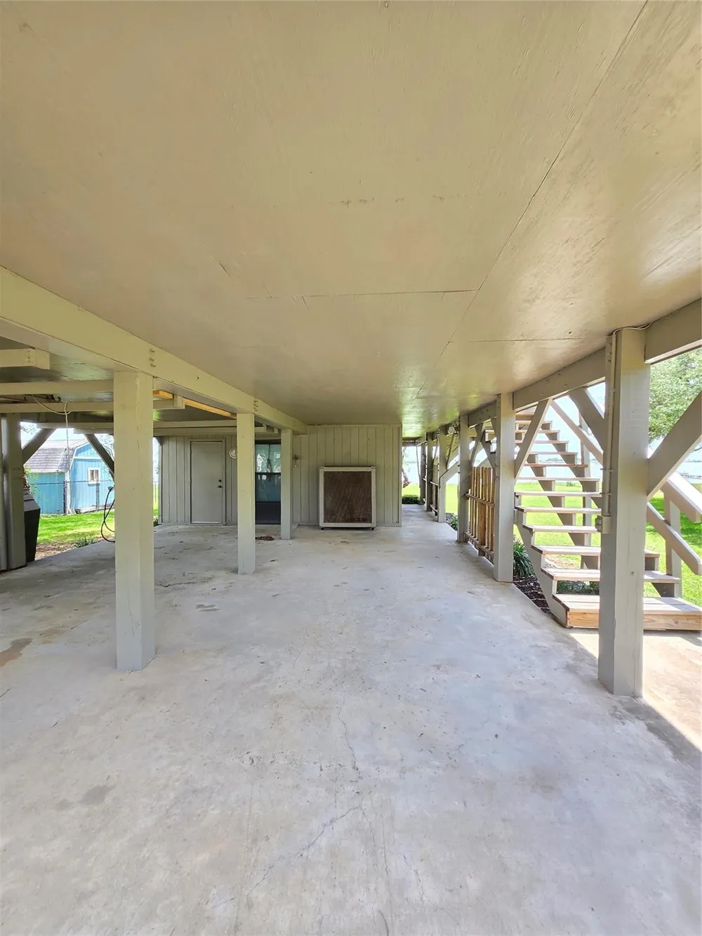 2182 W Bayshore Drive Palacios, TX 77465
