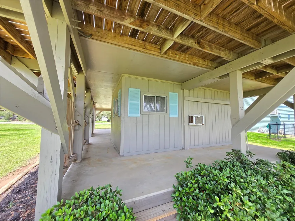 2182 W Bayshore Drive Palacios, TX 77465
