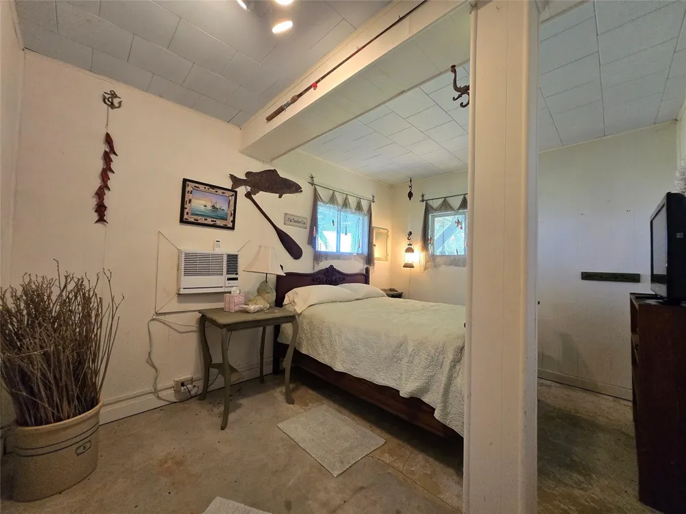 2182 W Bayshore Drive Palacios, TX 77465