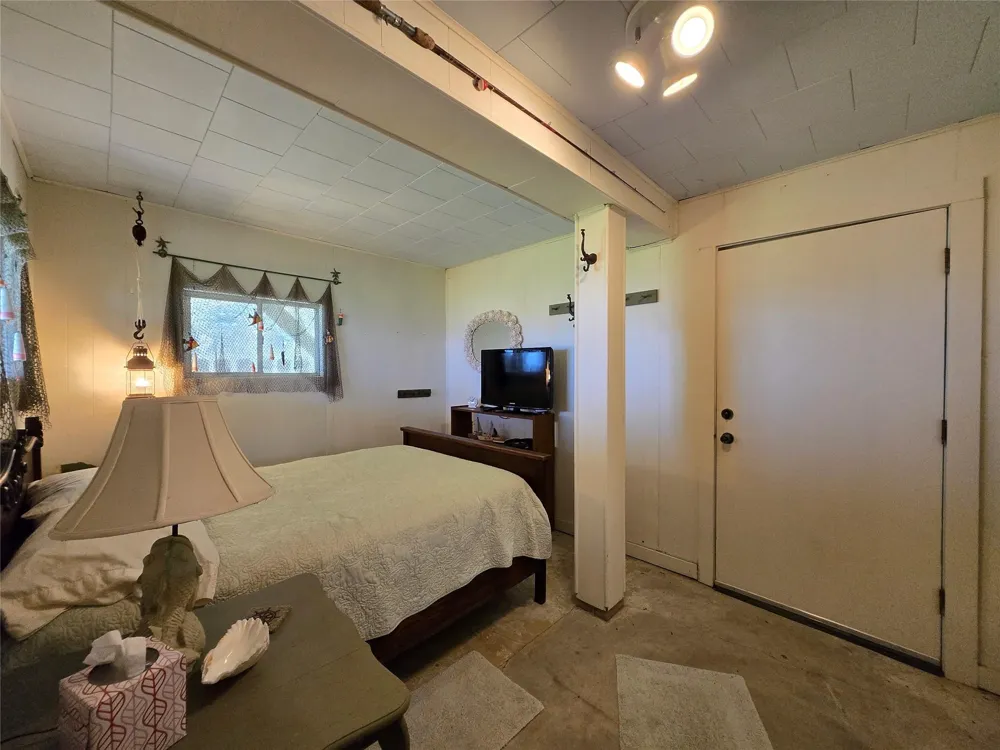 2182 W Bayshore Drive Palacios, TX 77465