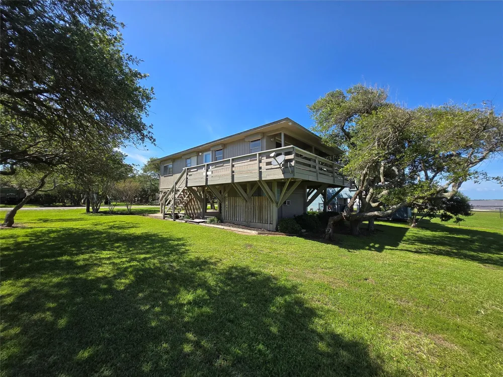 2182 W Bayshore Drive Palacios, TX 77465