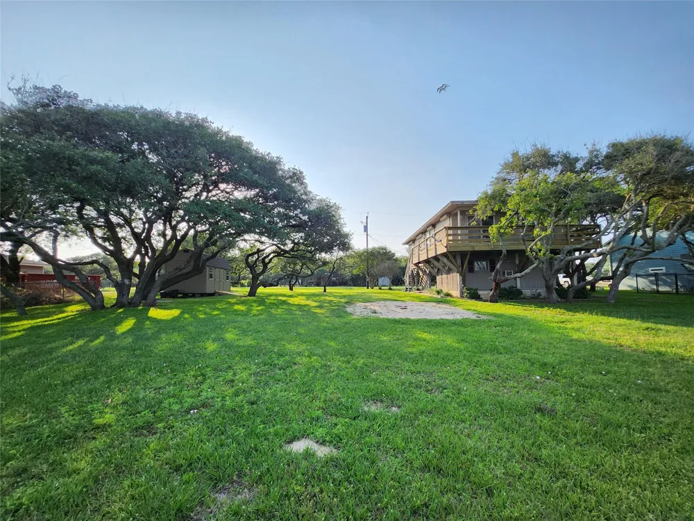 2182 W Bayshore Drive Palacios, TX 77465