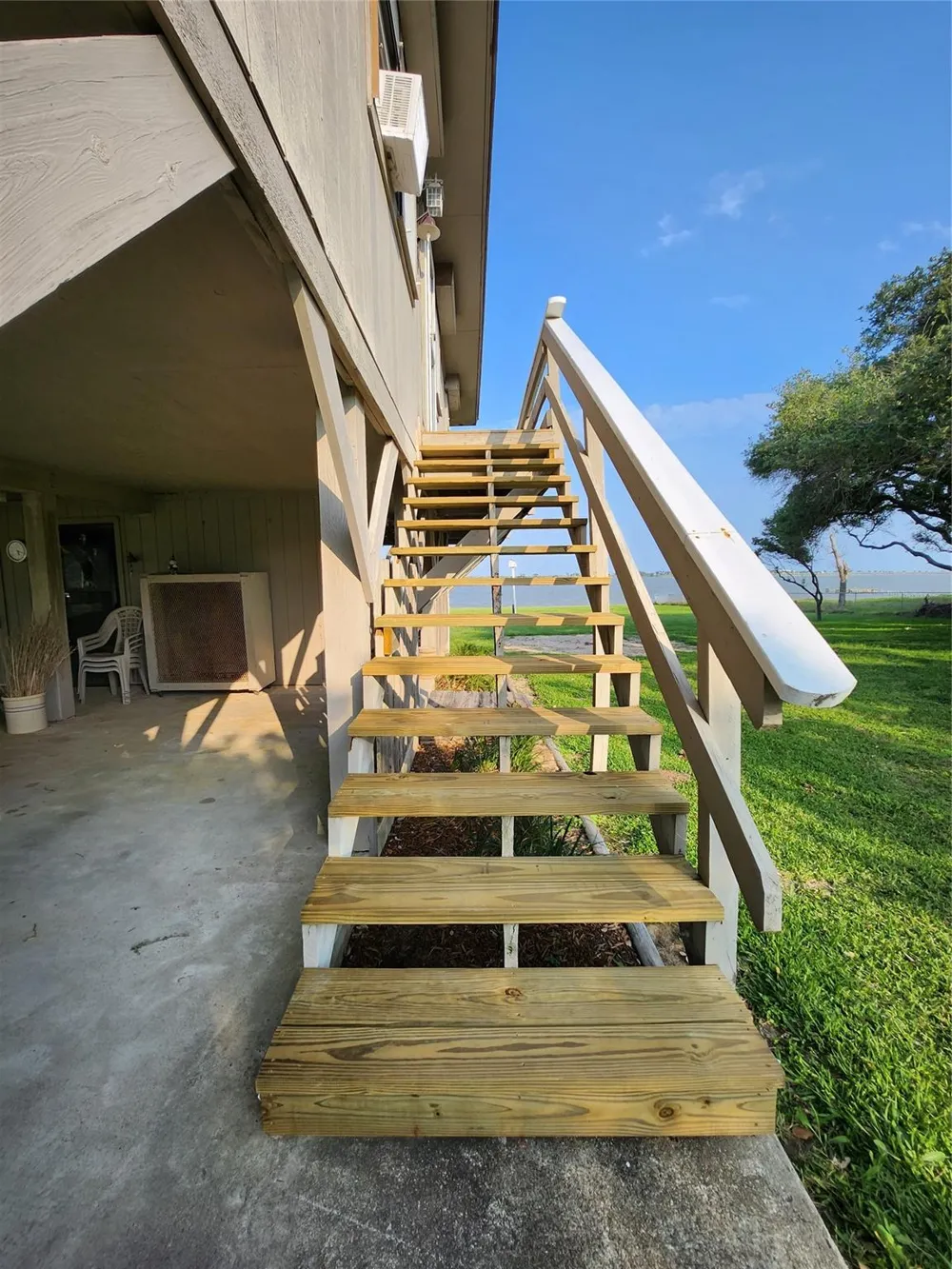 2182 W Bayshore Drive Palacios, TX 77465