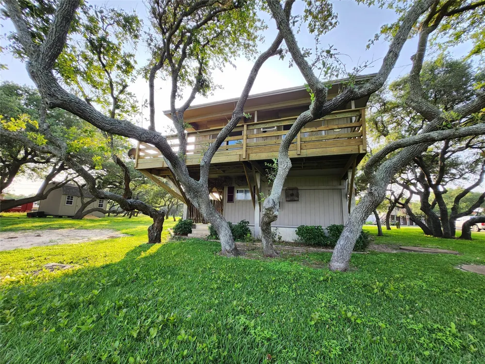 2182 W Bayshore Drive Palacios, TX 77465