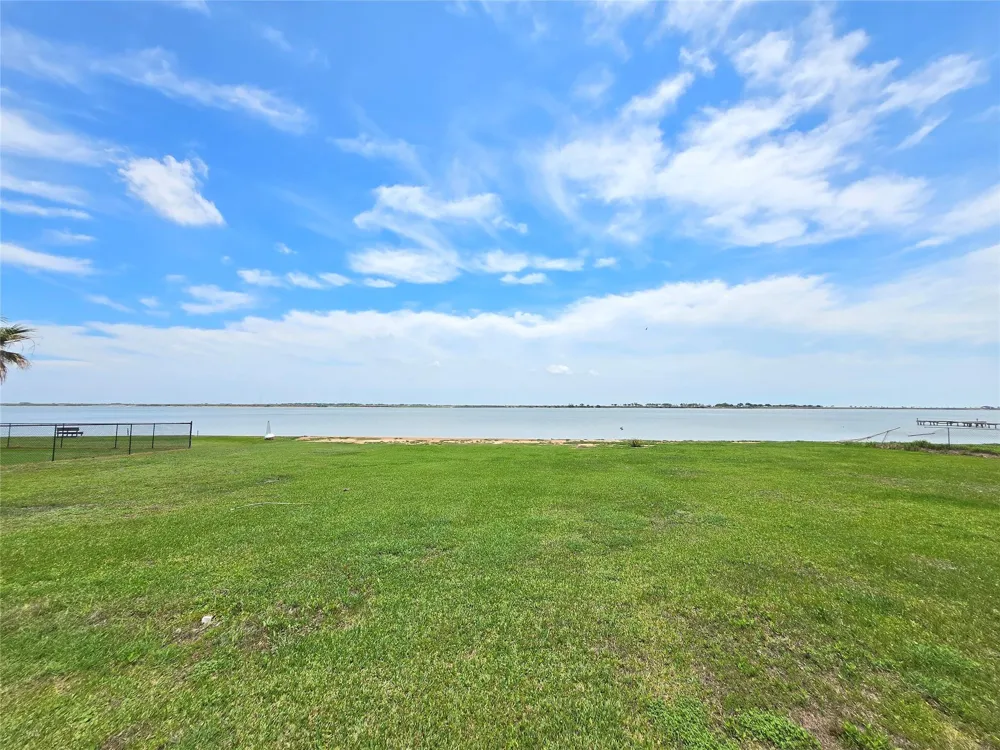 2182 W Bayshore Drive Palacios, TX 77465