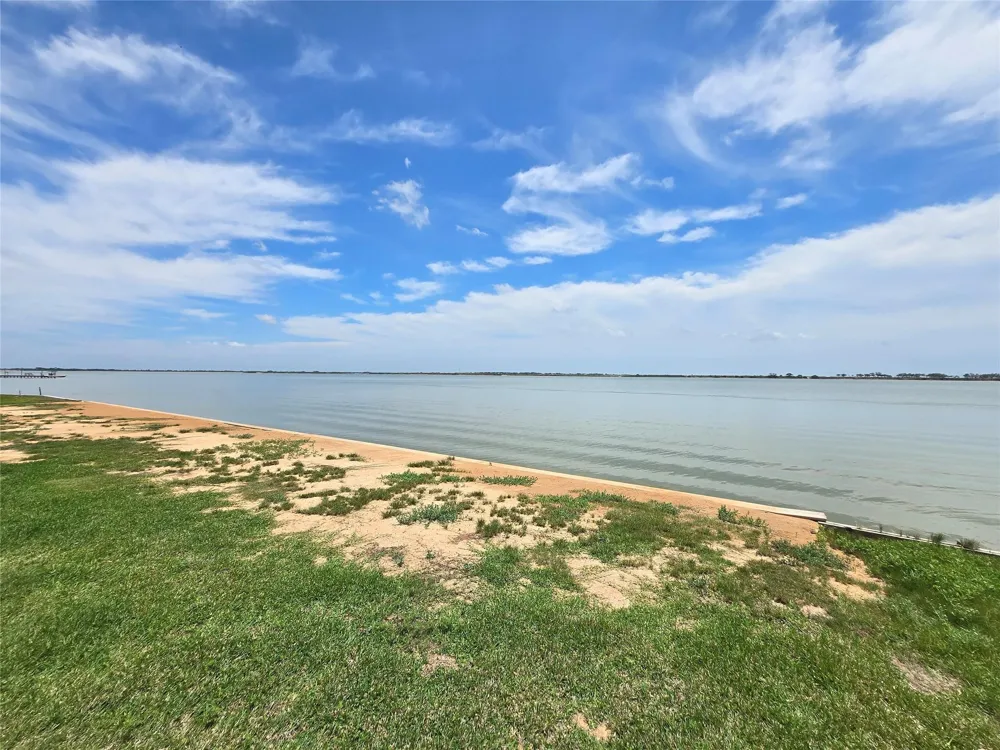 2182 W Bayshore Drive Palacios, TX 77465