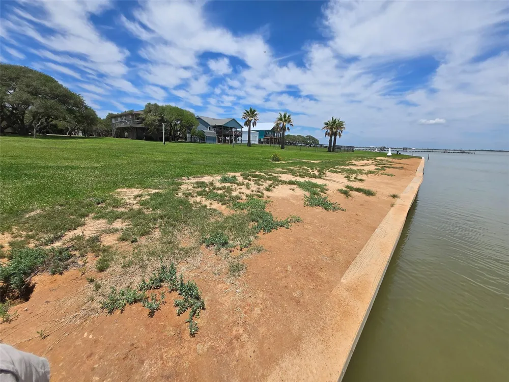 2182 W Bayshore Drive Palacios, TX 77465