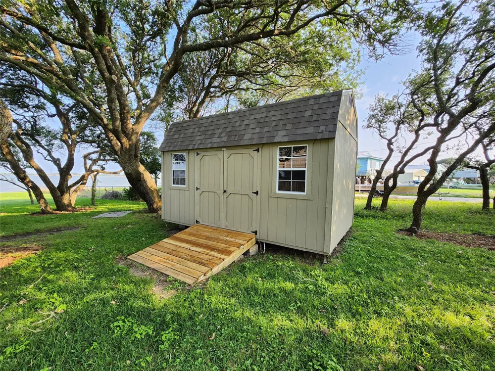 2182 W Bayshore Drive Palacios, TX 77465