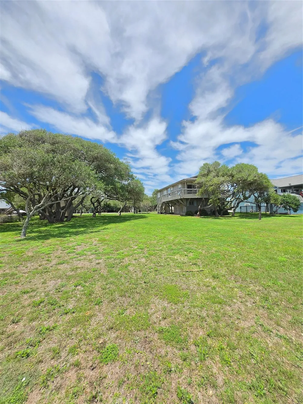 2182 W Bayshore Drive Palacios, TX 77465