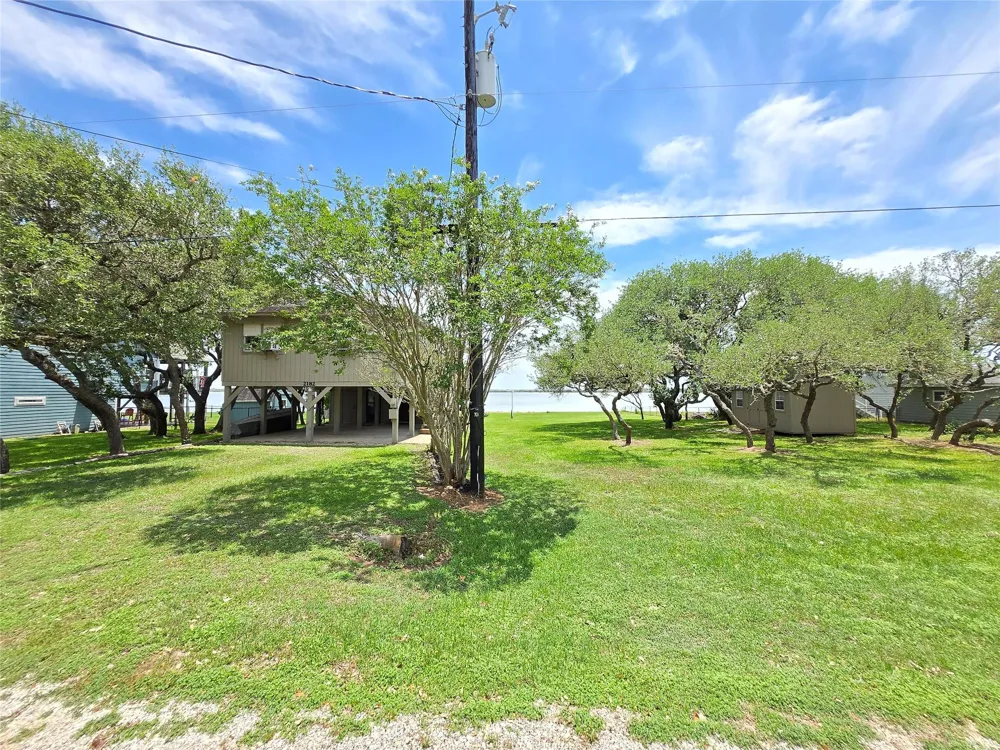 2182 W Bayshore Drive Palacios, TX 77465