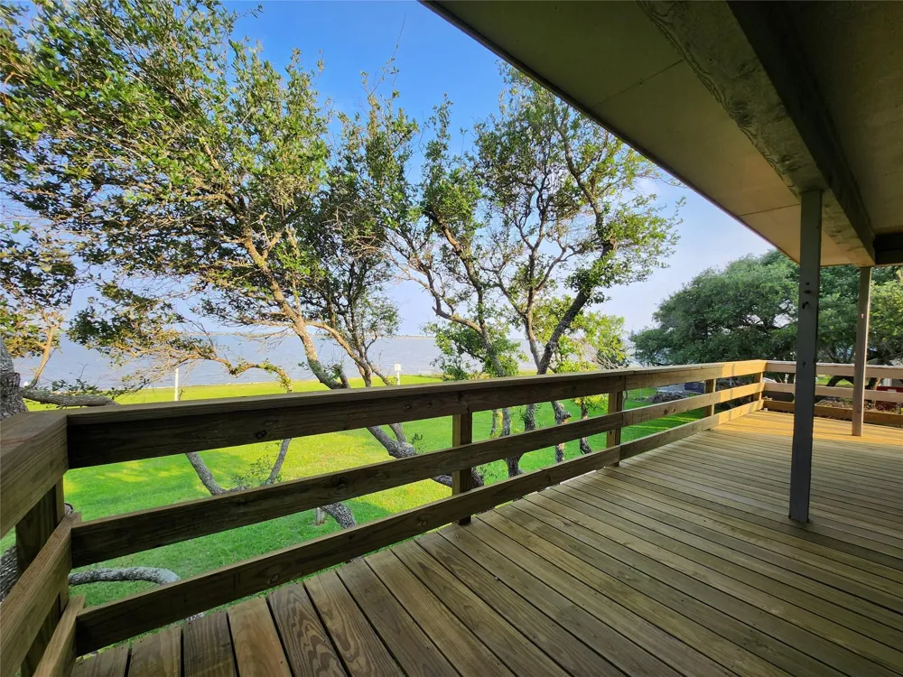 2182 W Bayshore Drive Palacios, TX 77465