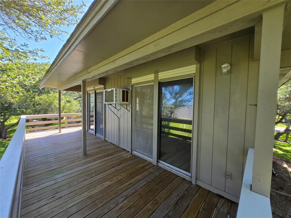 2182 W Bayshore Drive Palacios, TX 77465