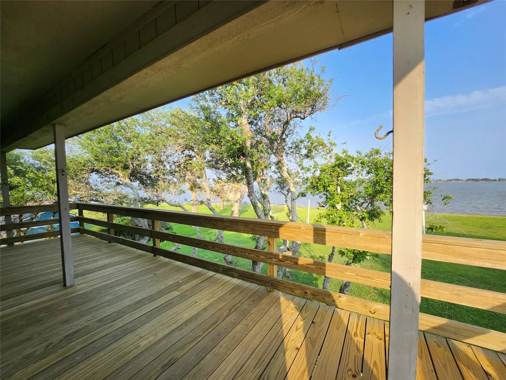 2182 W Bayshore Drive Palacios, TX 77465