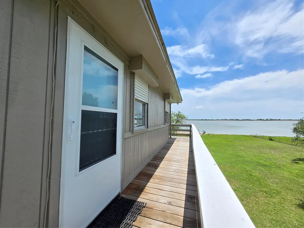 2182 W Bayshore Drive Palacios, TX 77465