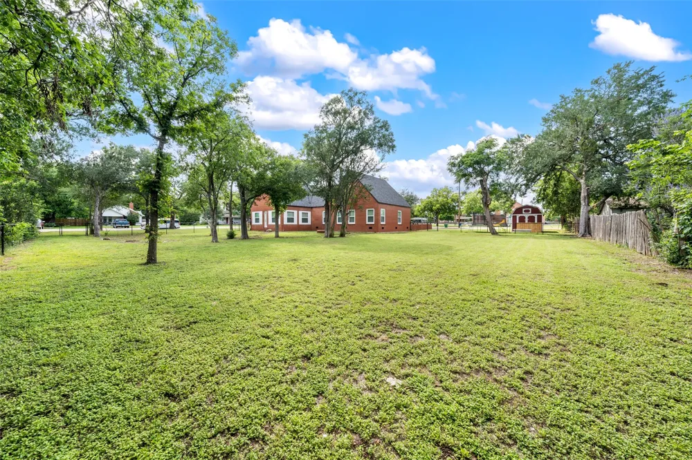 700 Jackson McGregor, TX 76657