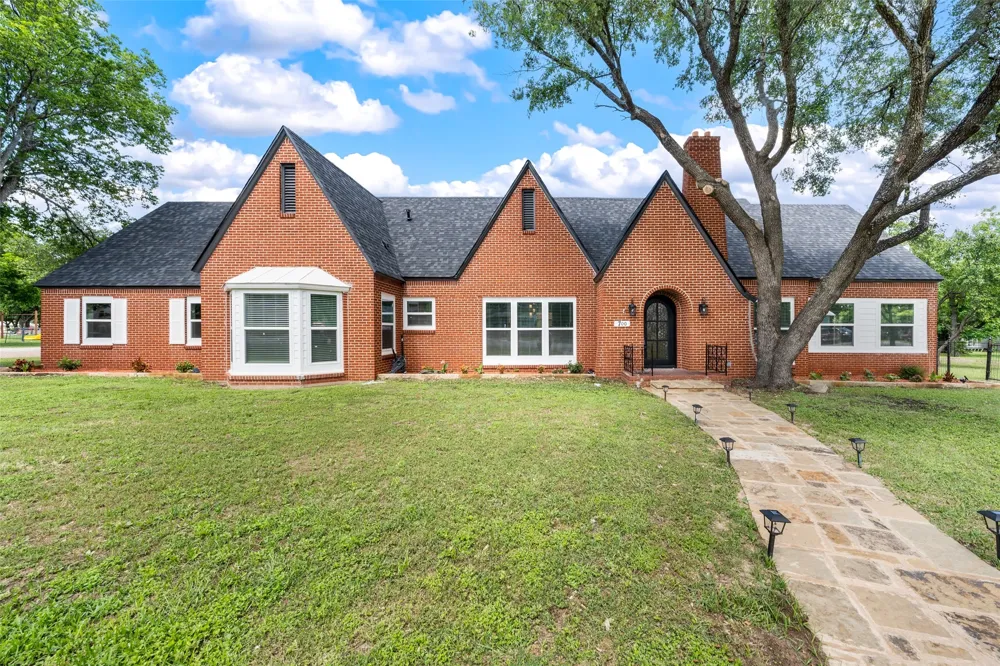 700 Jackson McGregor, TX 76657