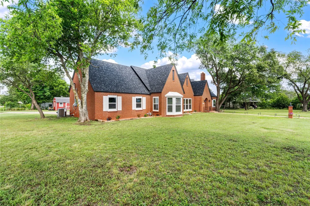 700 Jackson McGregor, TX 76657