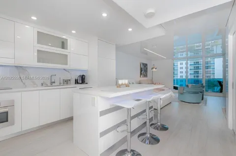 2301 Collins Ave #811