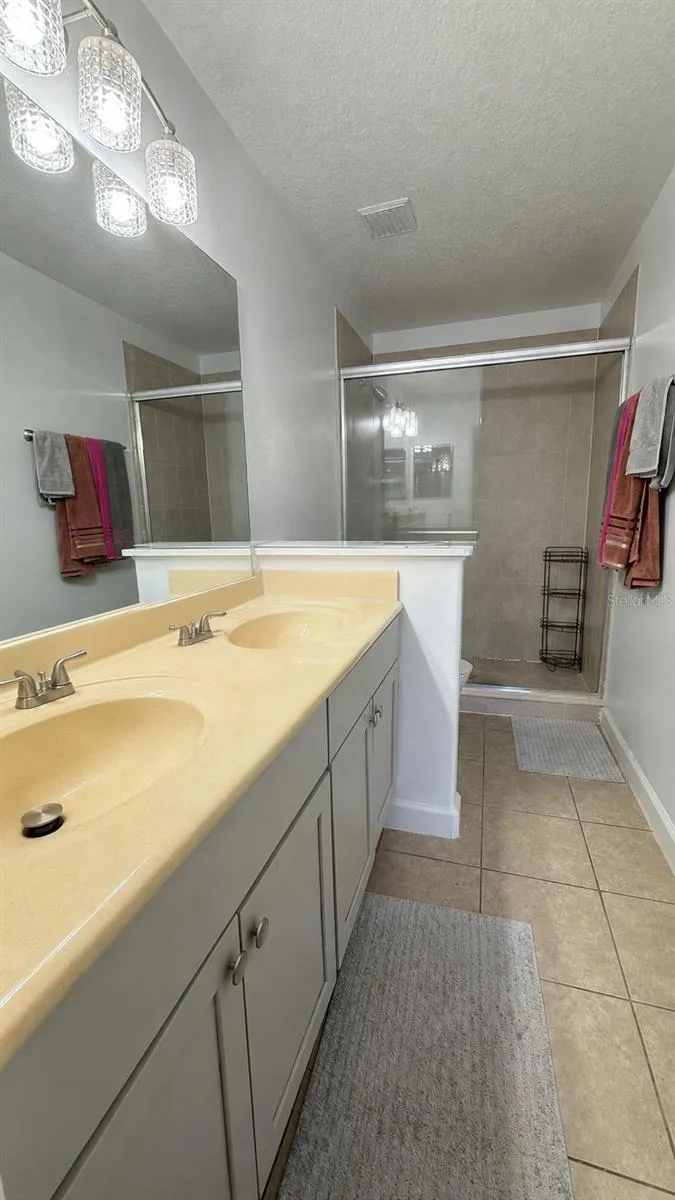 5073 KINGSCREST LANE Oviedo, FL 32765