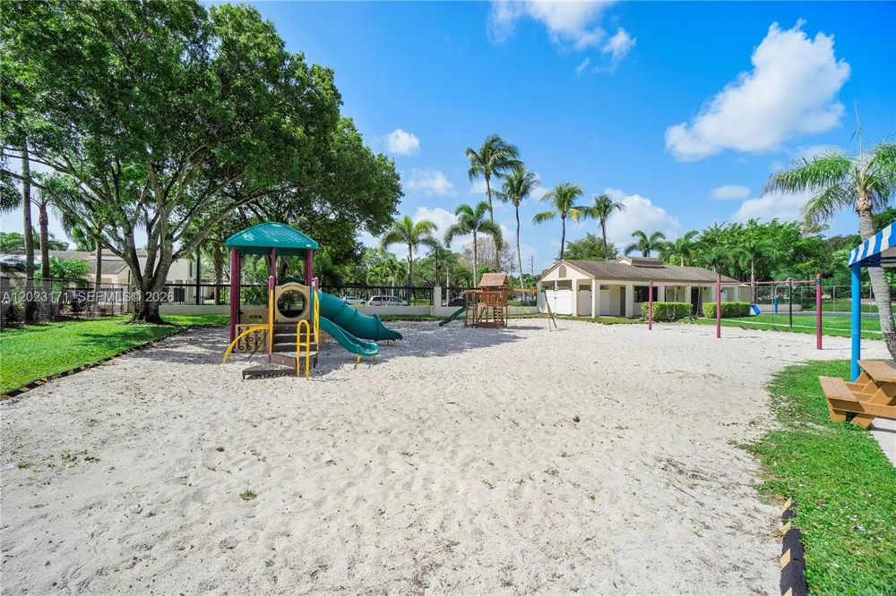 4111 Coral Tree Cir #327 Coconut Creek, FL 33073