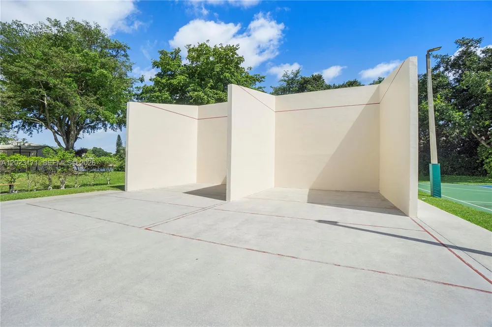 4111 Coral Tree Cir #327 Coconut Creek, FL 33073
