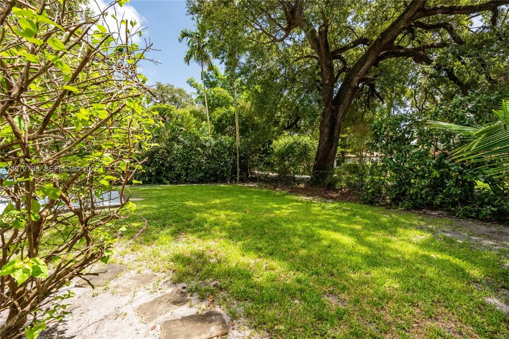 330 NE 86 St El Portal, FL 33138