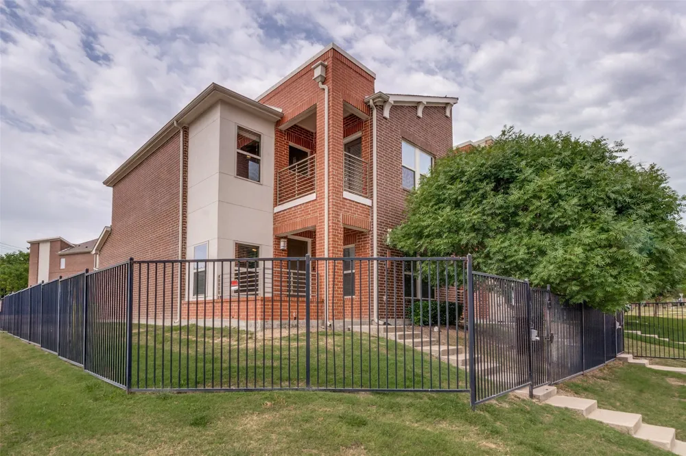1596 Fiji Street Dallas, TX 75203