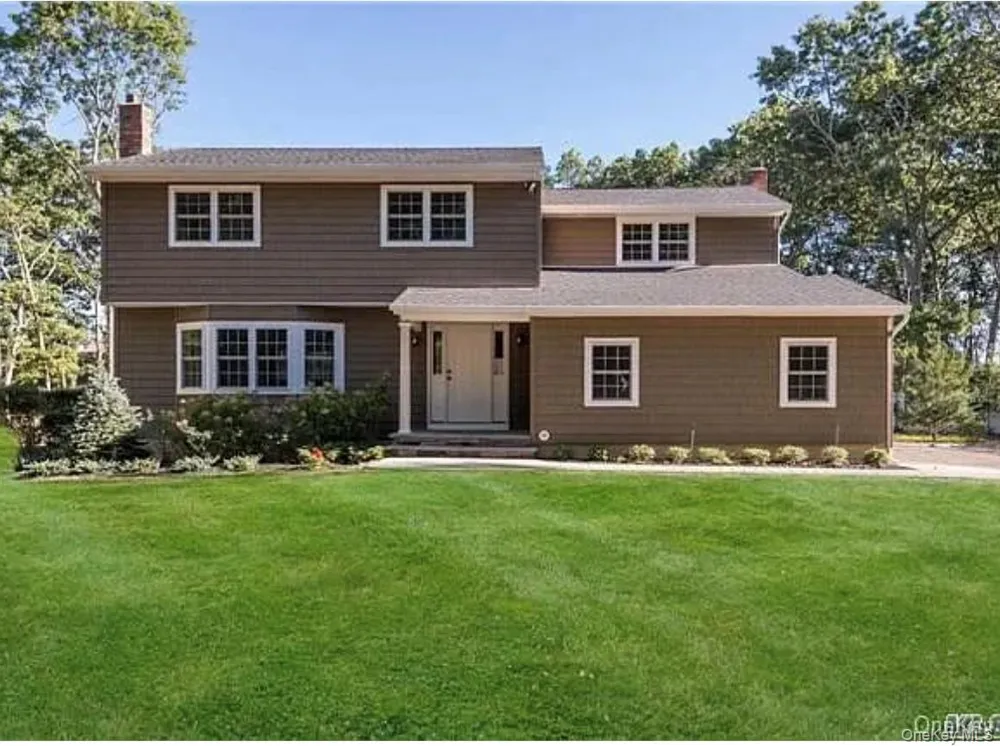29 Thornwood Drive Dix Hills, NY 11746