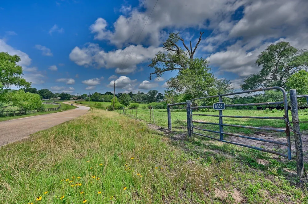 8566 Equestrian Lane Washington, TX 77880