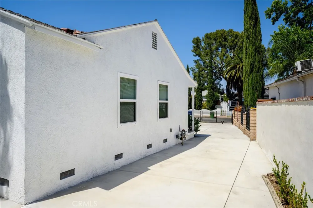 8435 Rincon Avenue Sun Valley, CA 91352
