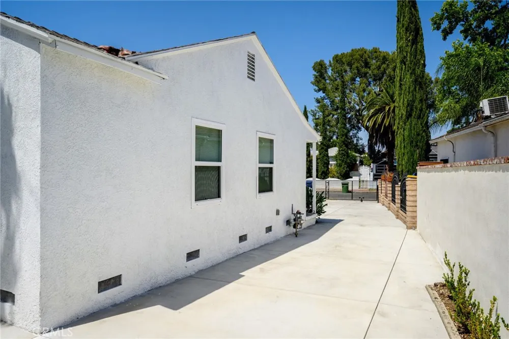 8435 Rincon Avenue Sun Valley, CA 91352
