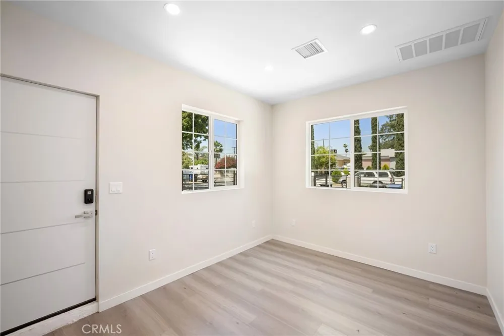 8435 Rincon Avenue Sun Valley, CA 91352