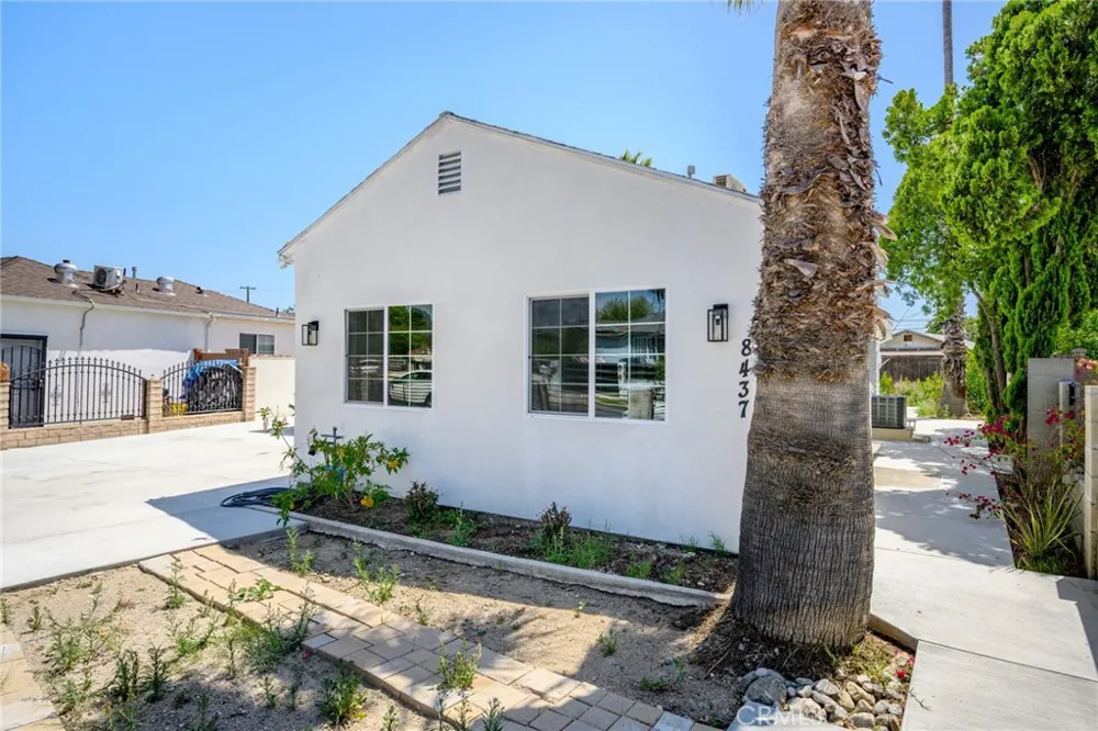 8435 Rincon Avenue Sun Valley, CA 91352