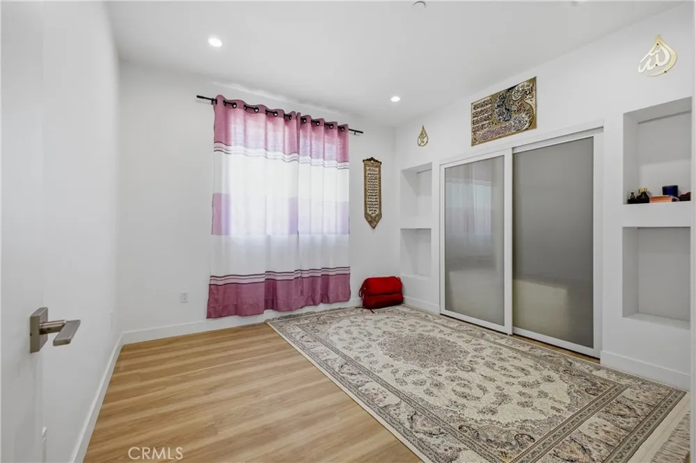 18853 Saticoy Street Reseda, CA 91335