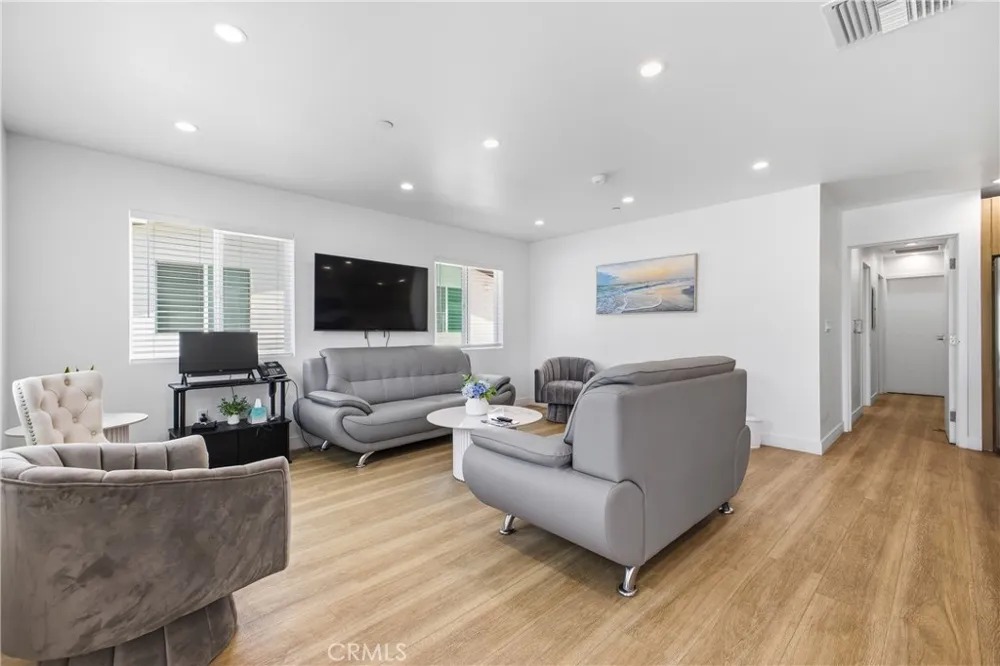 18853 Saticoy Street Reseda, CA 91335