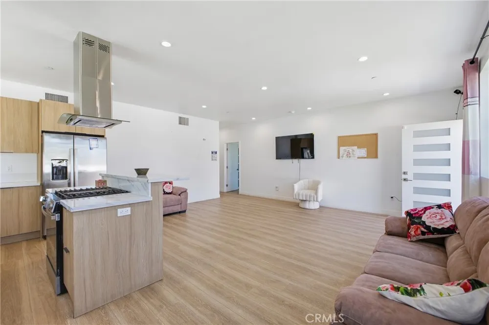 18853 Saticoy Street Reseda, CA 91335