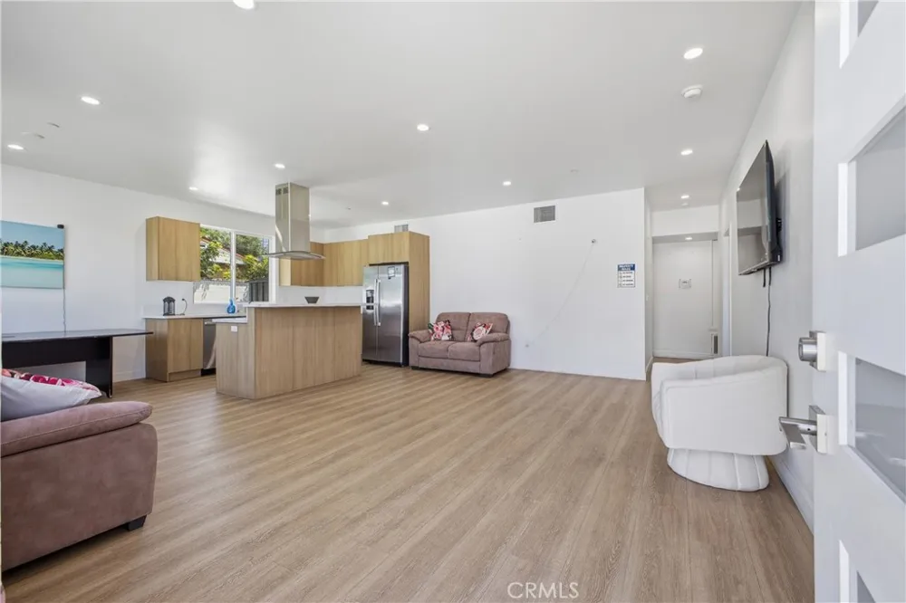 18853 Saticoy Street Reseda, CA 91335