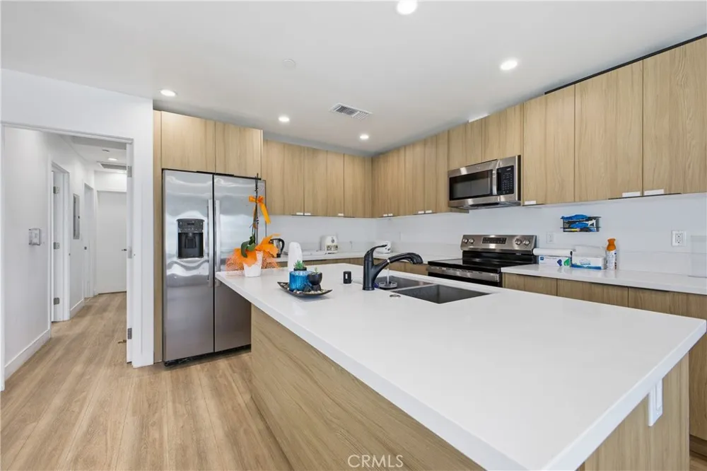 18853 Saticoy Street Reseda, CA 91335