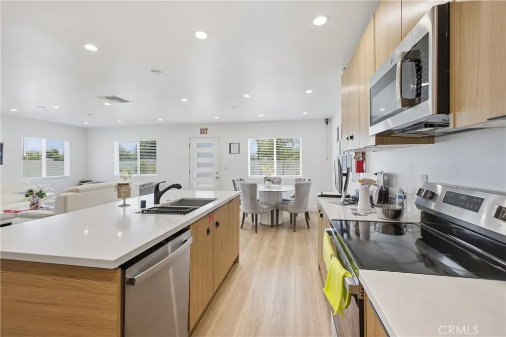 18853 Saticoy Street Reseda, CA 91335
