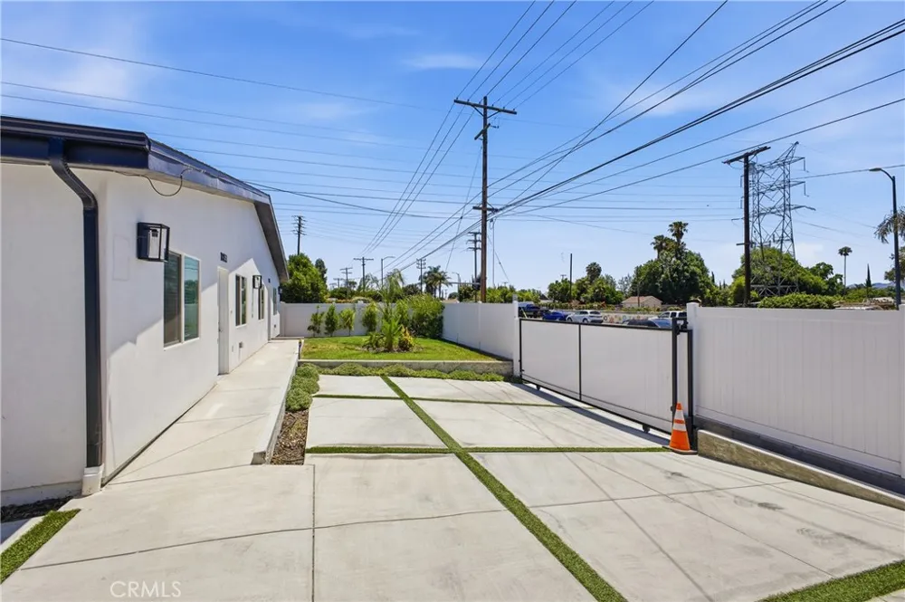 18853 Saticoy Street Reseda, CA 91335