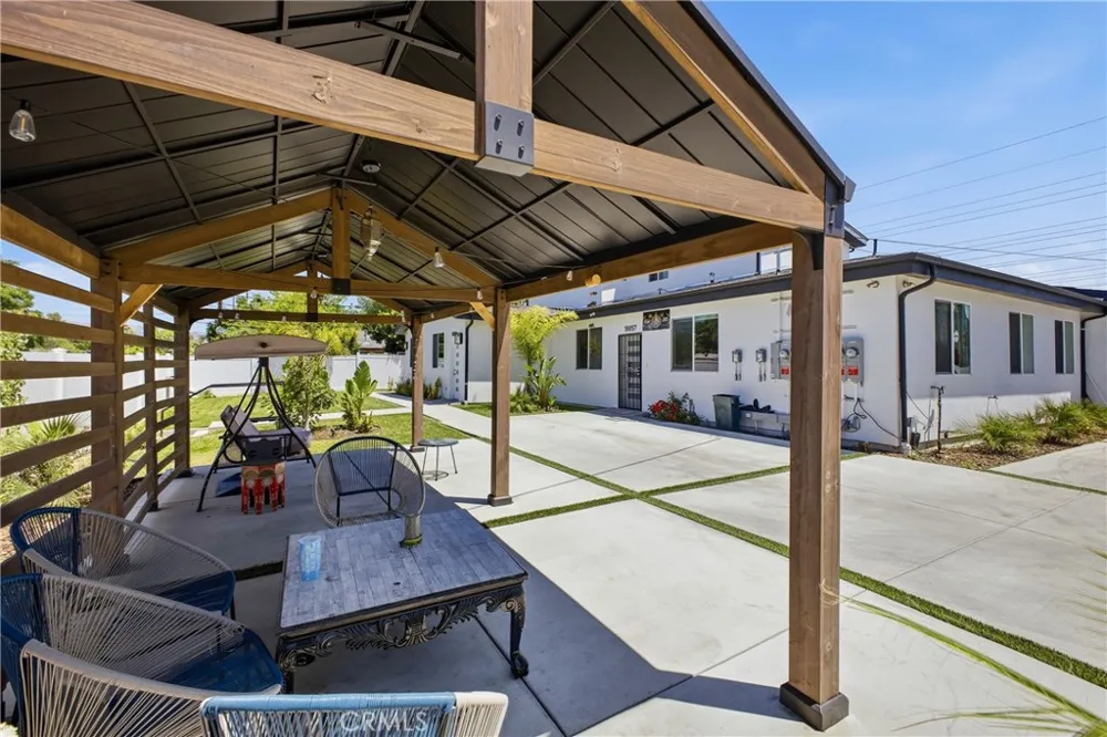 18853 Saticoy Street Reseda, CA 91335