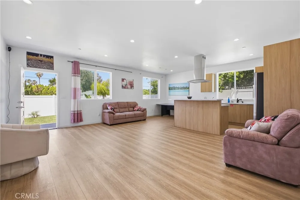 18853 Saticoy Street Reseda, CA 91335