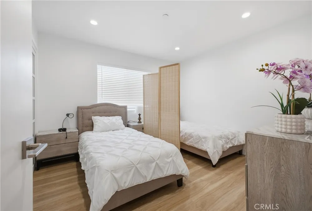 18853 Saticoy Street Reseda, CA 91335