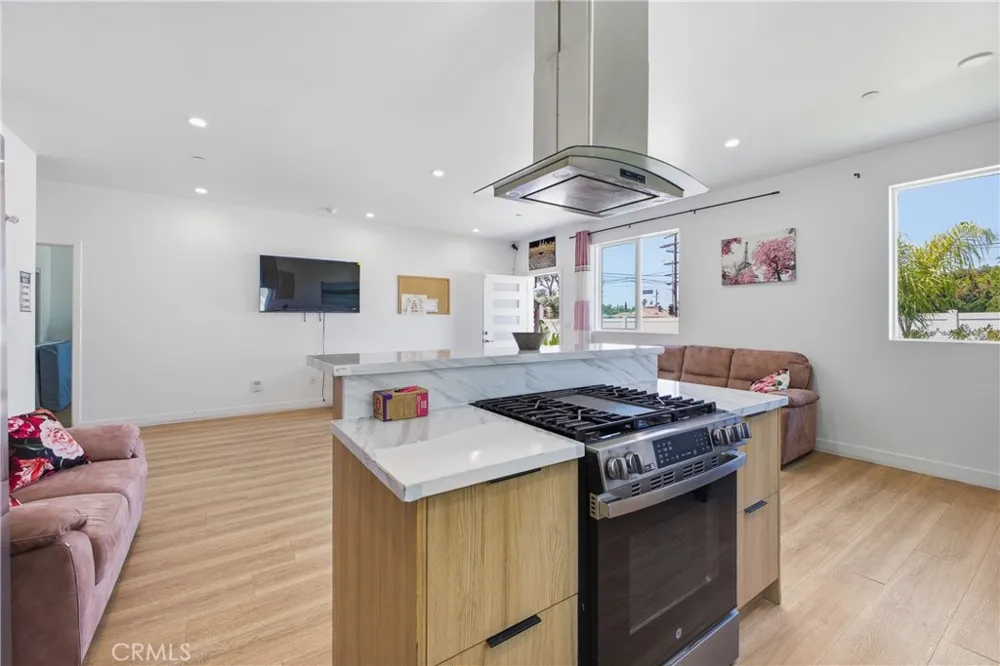 18853 Saticoy Street Reseda, CA 91335